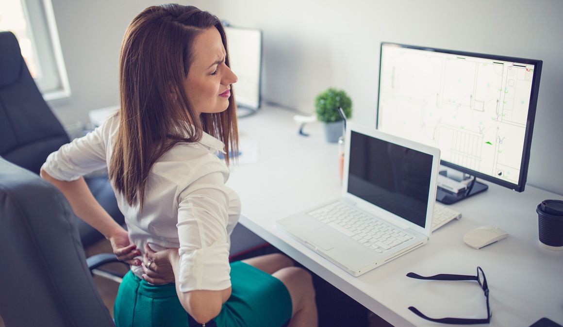 Dolores debidos a malas posturas: cómo acondicionar tu mesa de trabajo