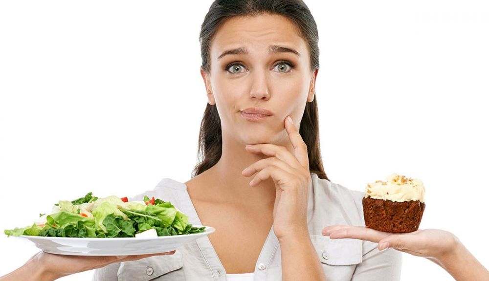 dudas dieta mujer ensalada pastel iStock 475447051