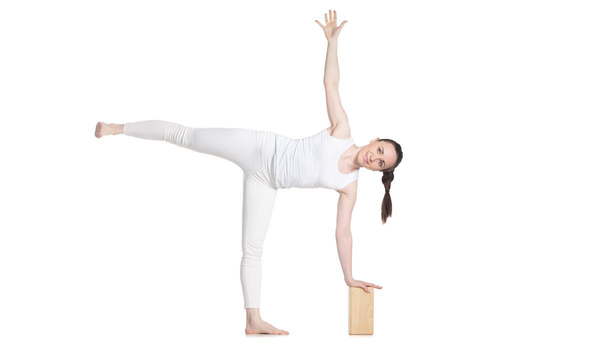 Postura de la Media luna o Ardha Chandrasana con bloque para principiantes Postura de la Media luna o Ardha Chandrasana con bloque para principiantes