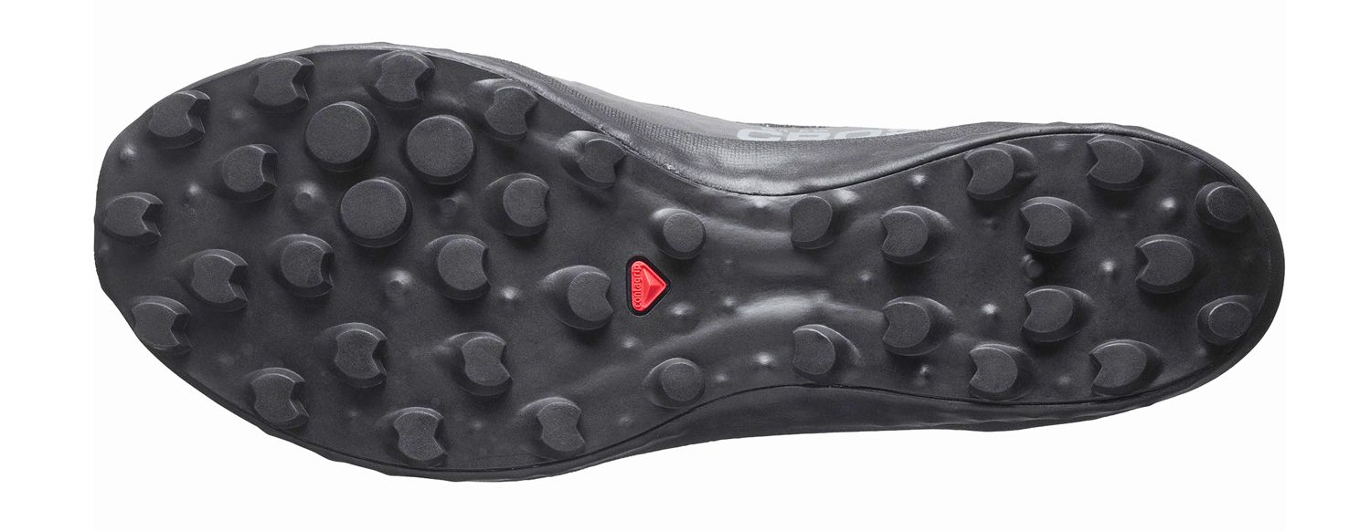 La suela de las Salomon S/Lab Cross 2 tiene un taqueado agresivo, es estrecha por atrás y ancha por delante La suela de las Salomon S/Lab Cross 2 tiene un taqueado agresivo, es estrecha por atrás y ancha por delante