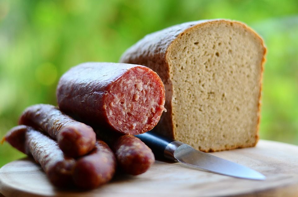 Comer la piel del embutido sí o no