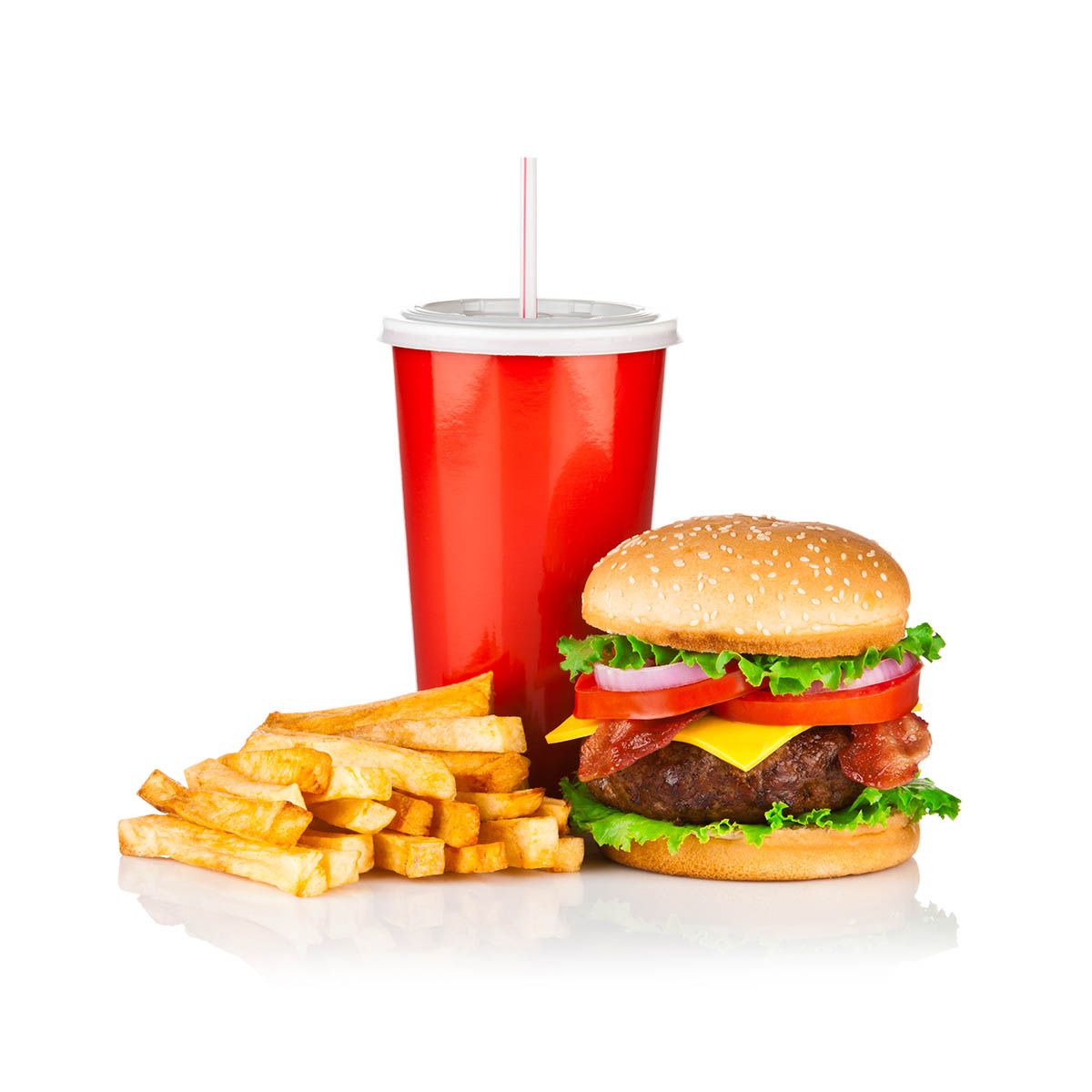 IMAGEN PATATAS FRITAS HAMBURGUESAS REFRESCO iStock 520134277