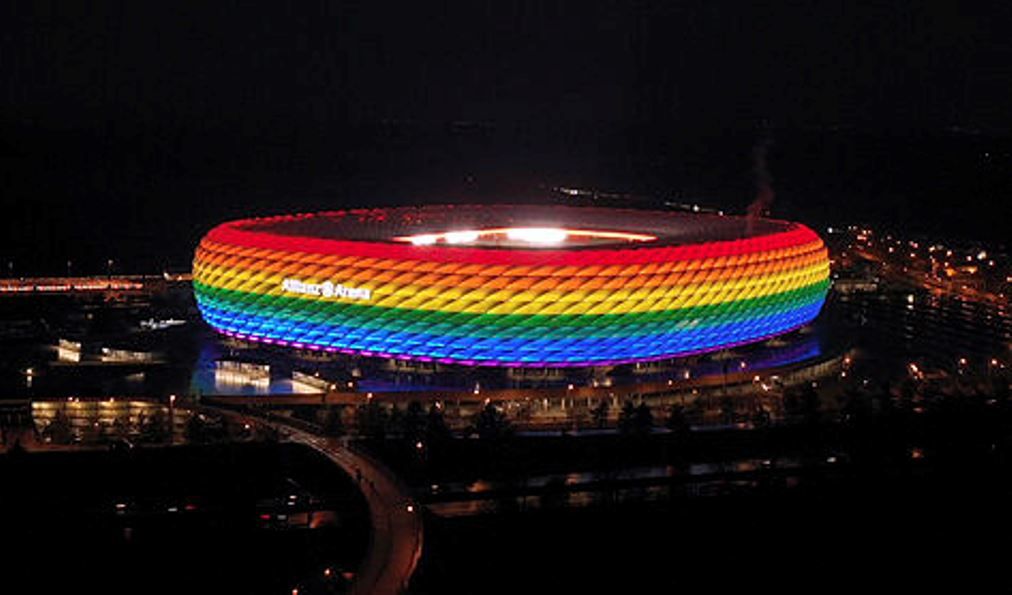 El Allianz Arena de Munich iluminado con los colores LGTBI