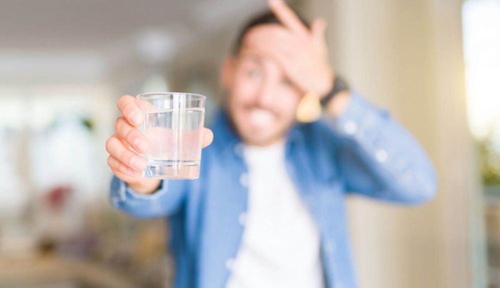 hombere con vaso de agua