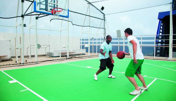09. Pista de basket con chicos jugando