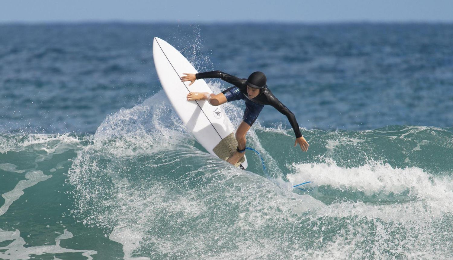 El casco de Decathlon para surf de 19 euros