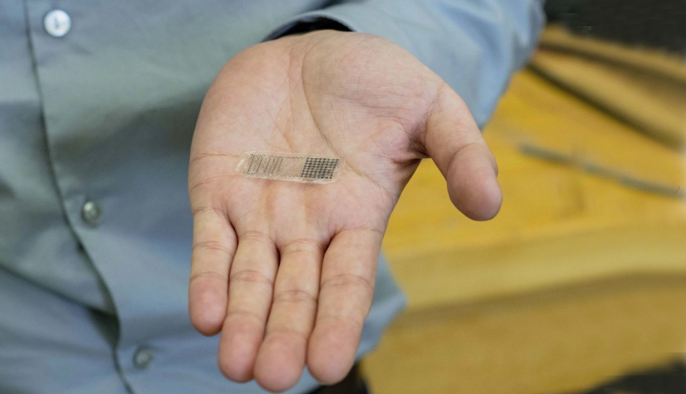 Este pequeño parche se implanta sobre los huesos rotos y los cura a base de electricidad. (Foto: Universidad de Wisconsin-Madison)