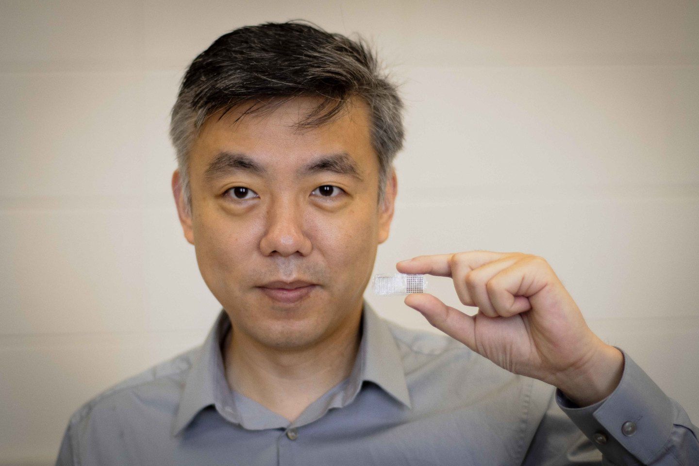 El profesor Xudong Wang con su parche de electroestimulación biodegradable. (Foto: Universidad of Wisconsin-Madison)