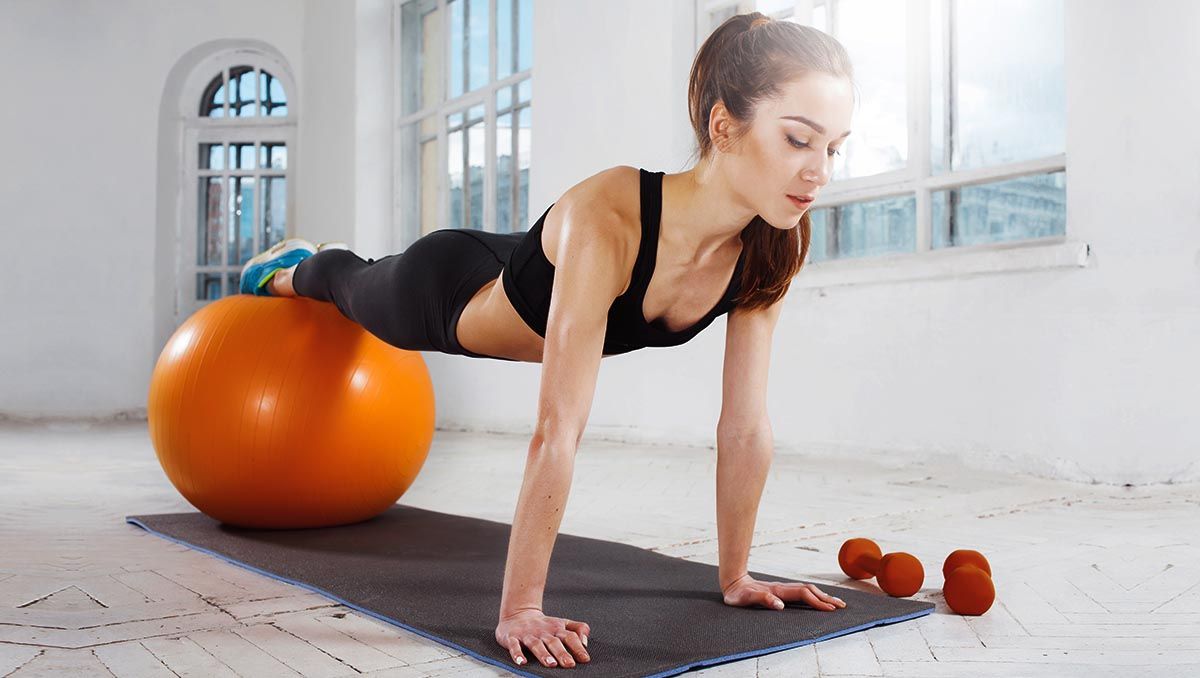 Los 5 ejercicios para poner tus piernas en forma con fitball
