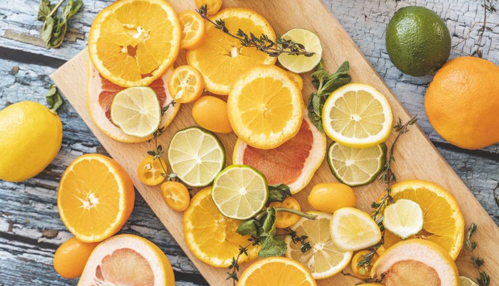 La vitamina C, que proviene de los cítricos, es una vitamina soluble. La vitamina C, que proviene de los cítricos, es una vitamina soluble.