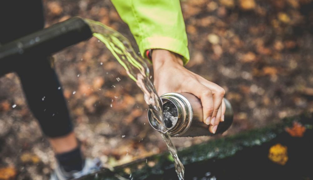 Cómo transportar agua en montaña