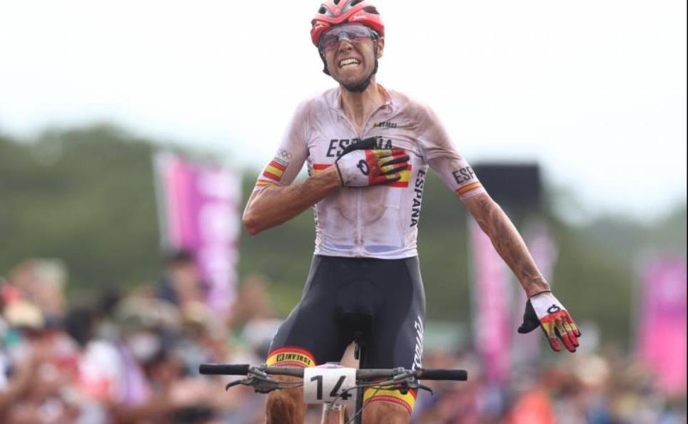 David Valero cruzando la línea de meta de Tokio en tercera posición