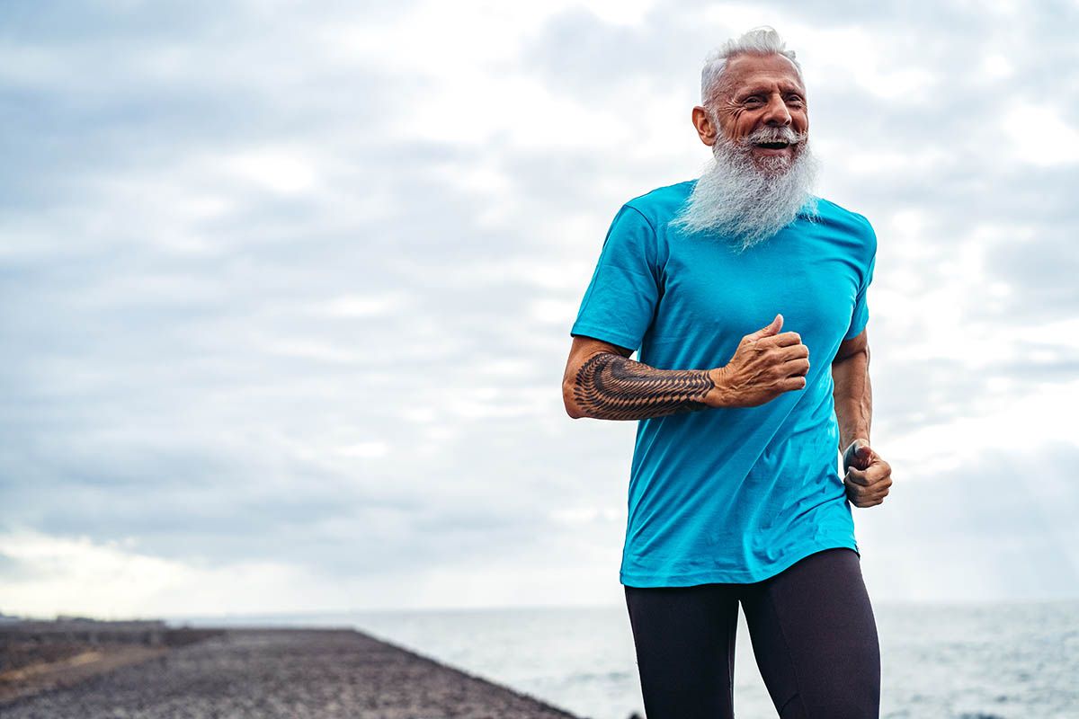 hombre mayor fitness corriendo iStock 1267156100 hombre mayor fitness corriendo iStock 1267156100