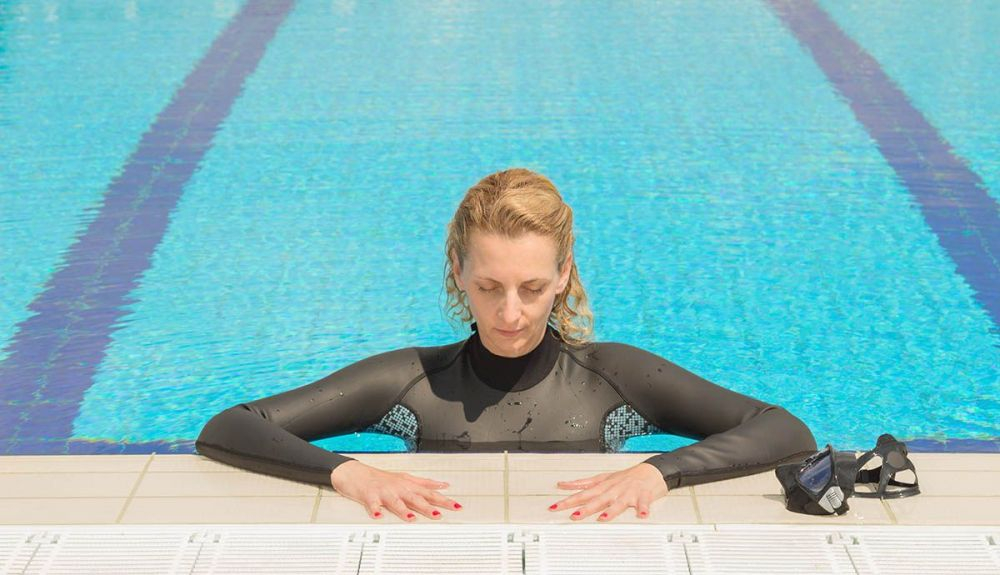 nadadora meditando piscina neopreno iStock 87971369 XXXLARGE nadadora meditando piscina neopreno iStock 87971369 XXXLARGE