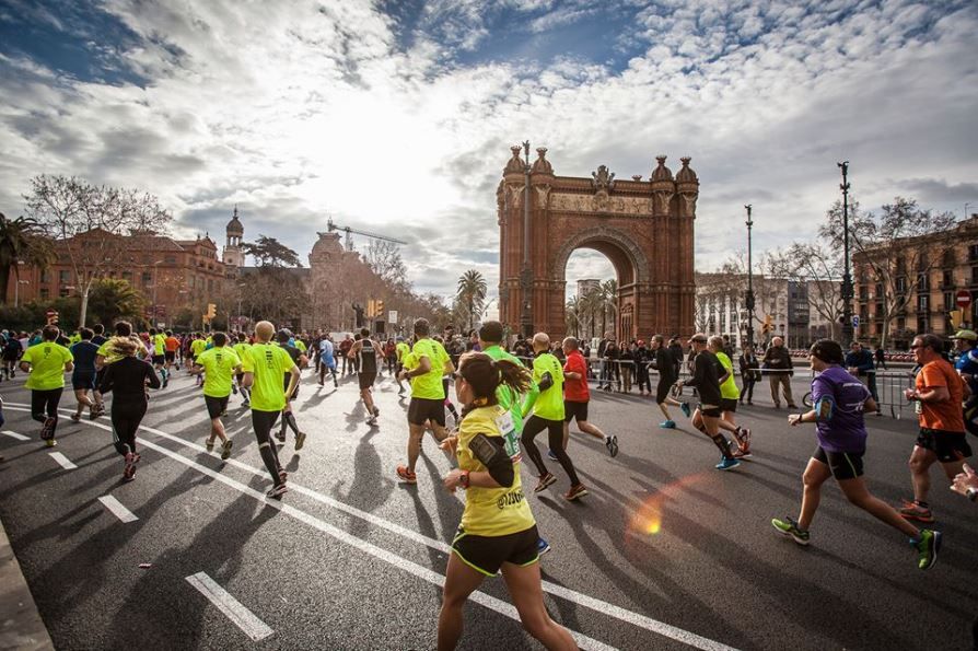 Los participantes en la Media de Barcelona al paso por el Arco del Triunfo