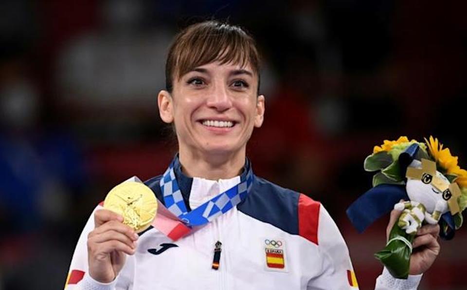 Sandrá Sánchez con el chándal oficial Joma del Comité Olímpico Español recogiendo su medalla de oro.