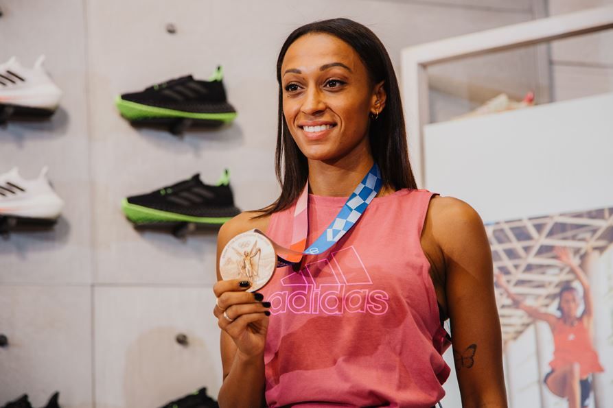 Ana Peleteiro hoy en Madrid con su medalla olímpica.
