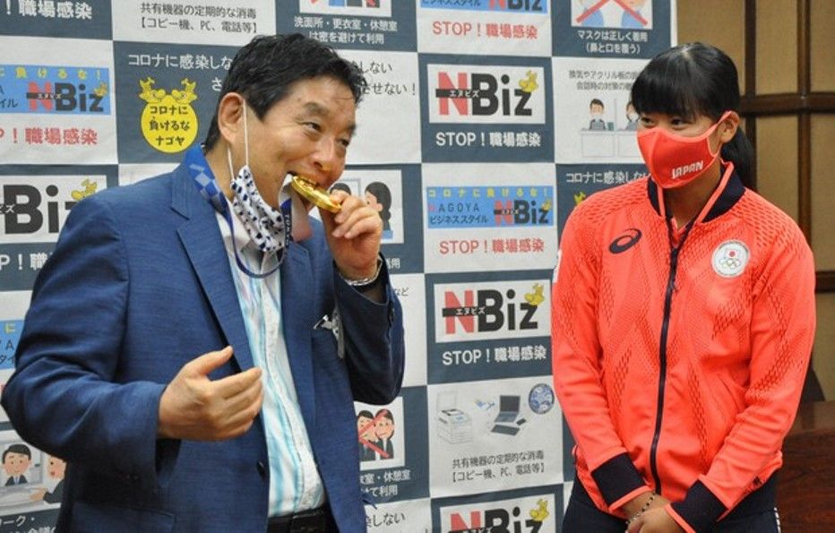 El alcalde de Nagoya muerde la medalla de oro de Goto.