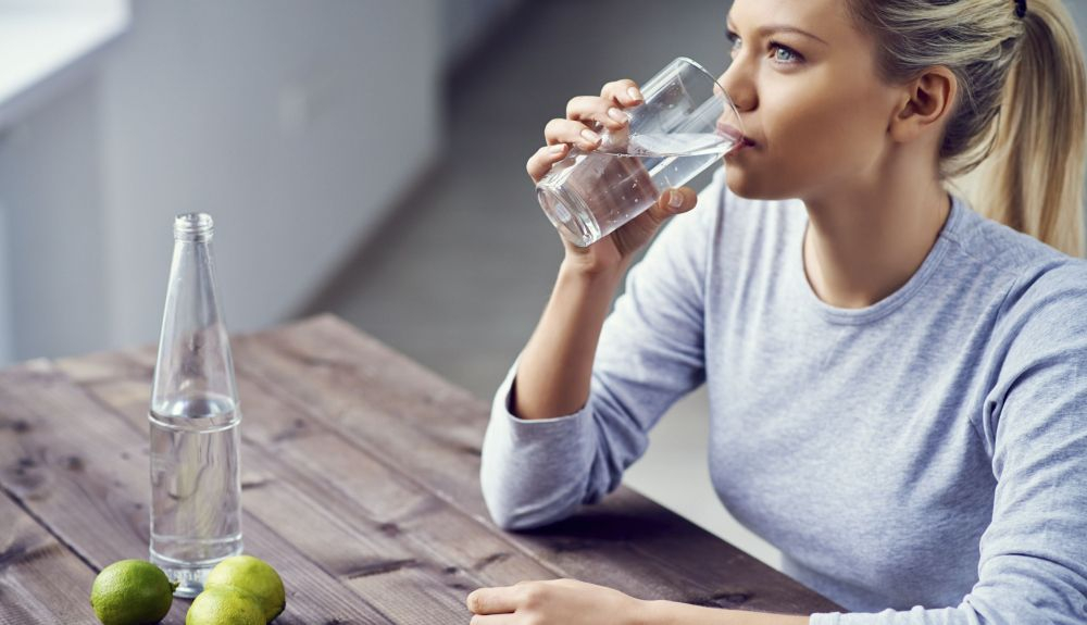 beber agua iStock 80812411 LARGE beber agua iStock 80812411 LARGE