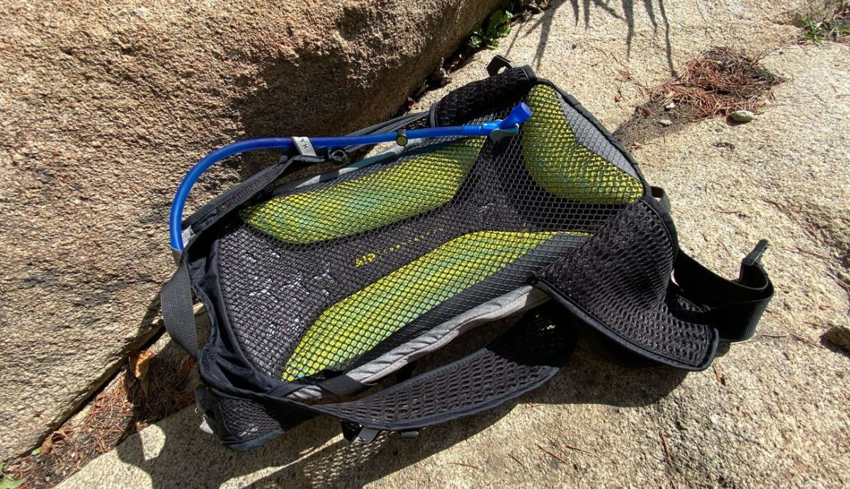 La espalda del Camelbak HAWG Pro 20 es una de las partes más sofisticadas, con una malla y zonas de apoyo para aumentar al máximo las áreas de la espalda que se ventilan. La espalda del Camelbak HAWG Pro 20 es una de las partes más sofisticadas, con una malla y zonas de apoyo para aumentar al máximo las áreas de la espalda que se ventilan.