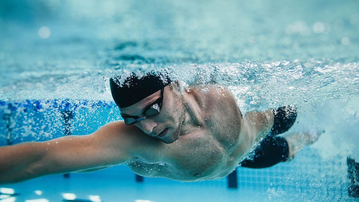 Fortalece el core en la piscina