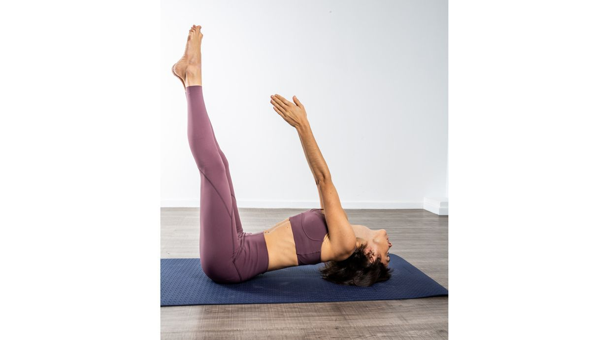 Postura del Pez o Matsyasana avanzada en YogaFit 5