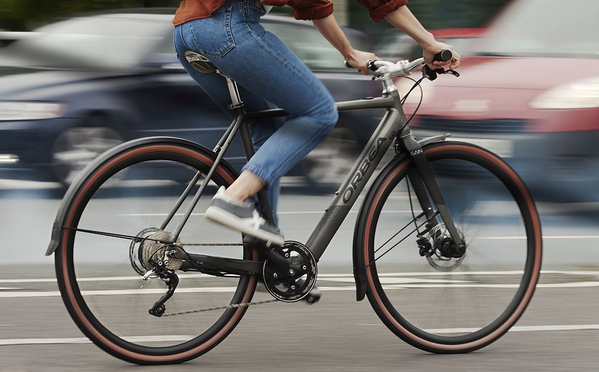 Pedalea sobre el sillín haciendo series con desarrollos distintos
