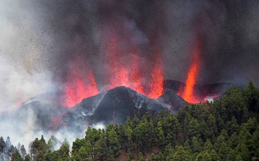 Tremenda imagen de la erupción volcánica en la isla de La Palma