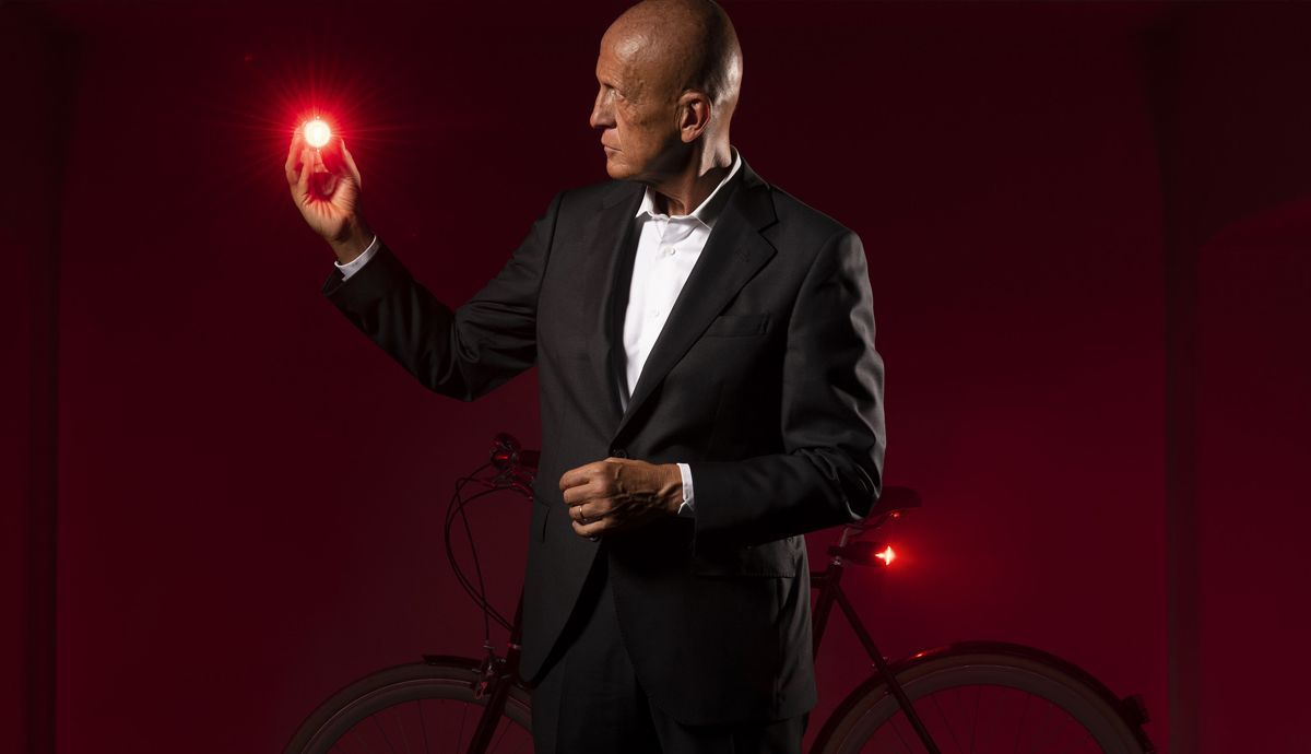 Pierluigi Collina con la tecnología luz para ciclistas Pierluigi Collina con la tecnología luz para ciclistas