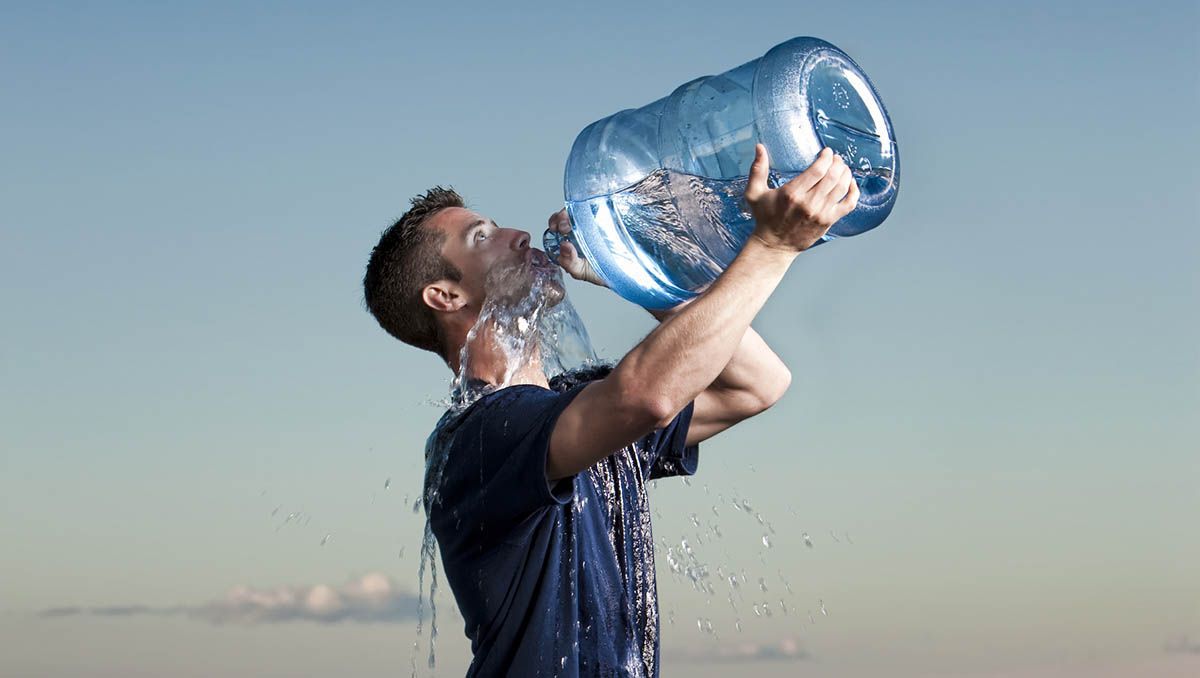 Los peligros de beber mucha agua, la hiponatremia