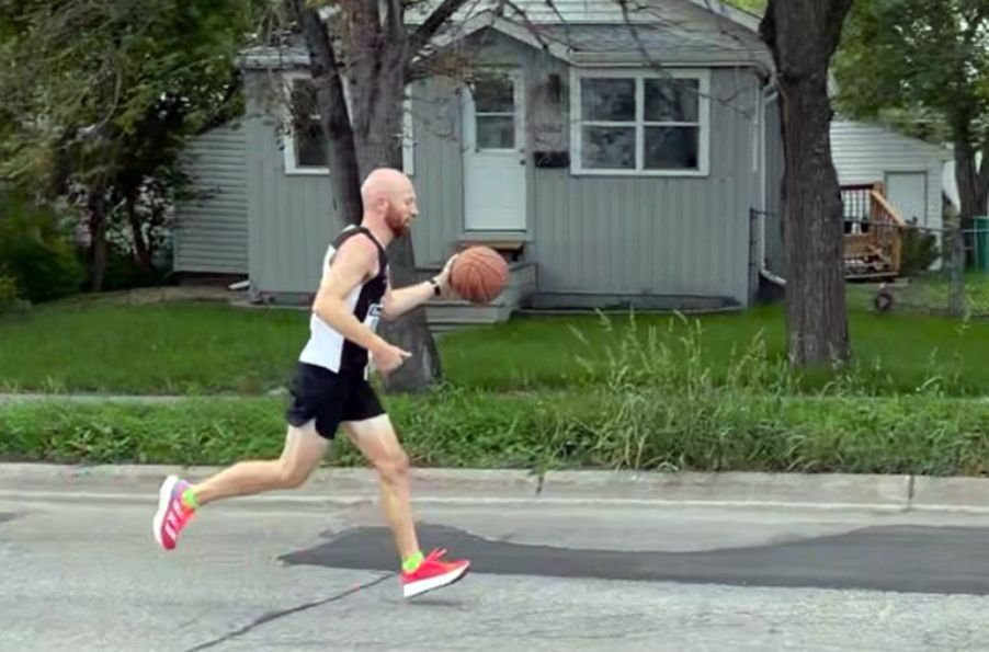 2h 50 en los 42'195 del maratón botando un balón de baloncesto