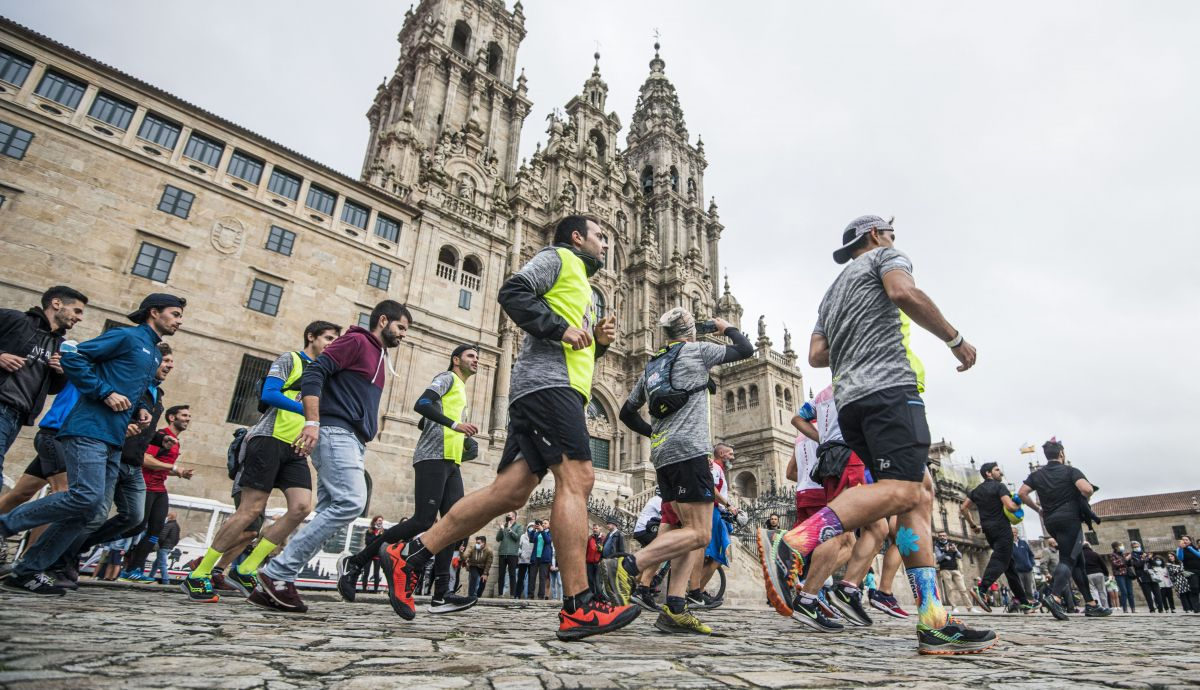 No te pido que me lo mejores, iguálamelo: la catedral de Santiago ha sido el final de la gran aventura del otoño, Red Bull Buen Camino. CHARLY LÓPEZ No te pido que me lo mejores, iguálamelo: la catedral de Santiago ha sido el final de la gran aventura del otoño, Red Bull Buen Camino. CHARLY LÓPEZ