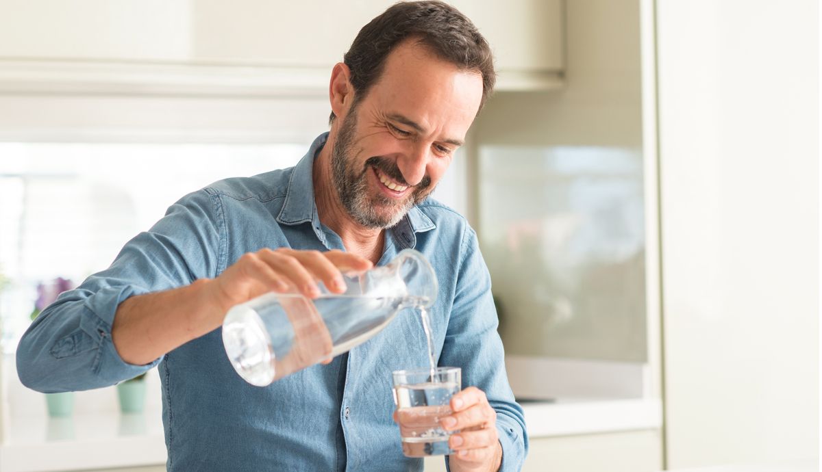 beber agua disminuye riesgo cardiovascular