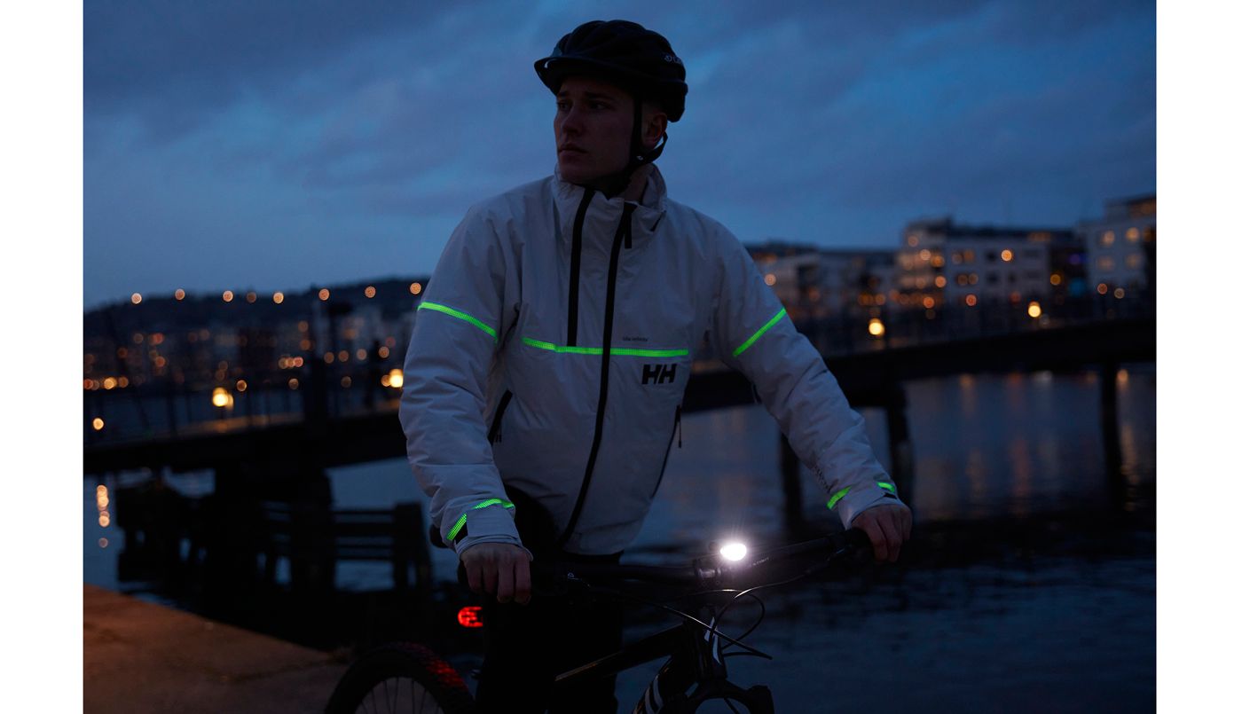 Helly Hansen Lumines Jacket: La chaqueta que se ilumina sin baterías y hace que dure más la de tu móvil