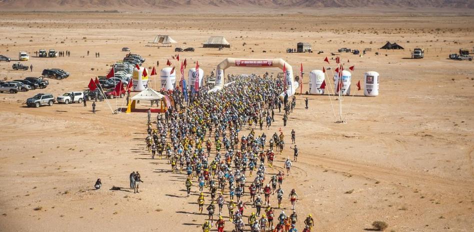 Salida de una de las etapas del Maratón de las Arenas en el desierto de Marruecos