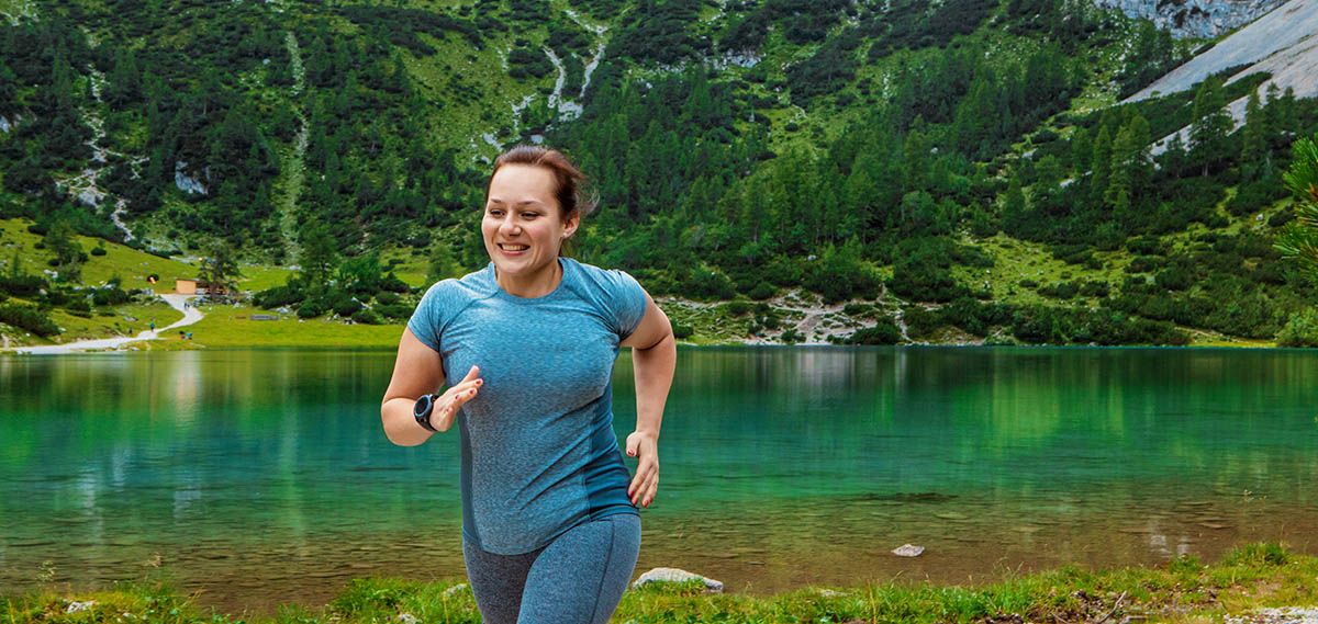 correr montaña sobrepeso mujer iStock 1190458745