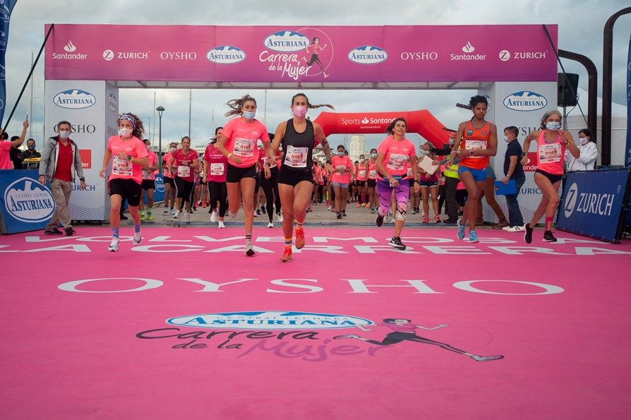 La salida de la Carrera de la Mujer Central Lechera Asturiana de A Coruña se ha efectuado este año por oleadas como medida antiCovid