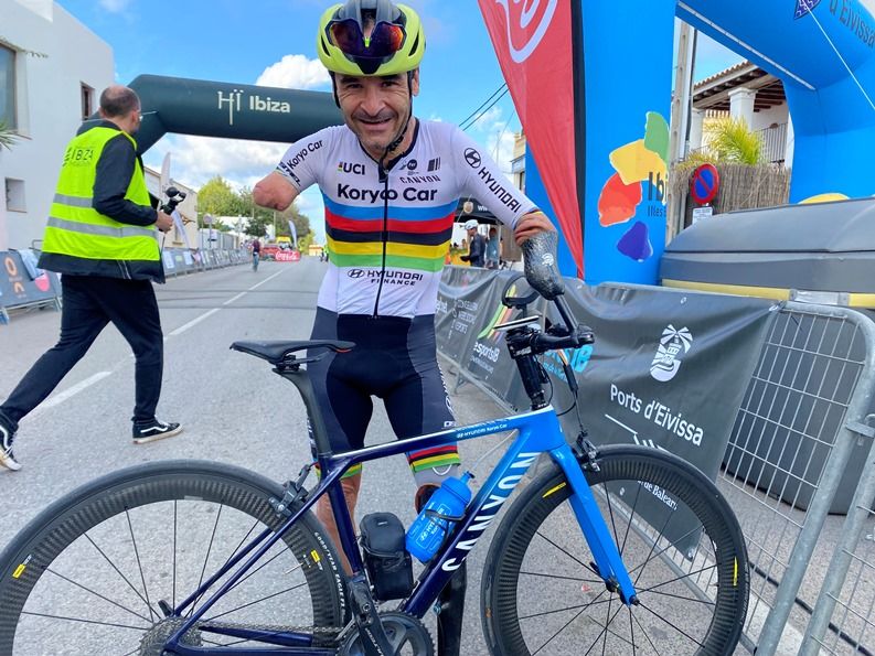 Asi maneja sin brazos su bici el campeón del mundo Ricardo Ten