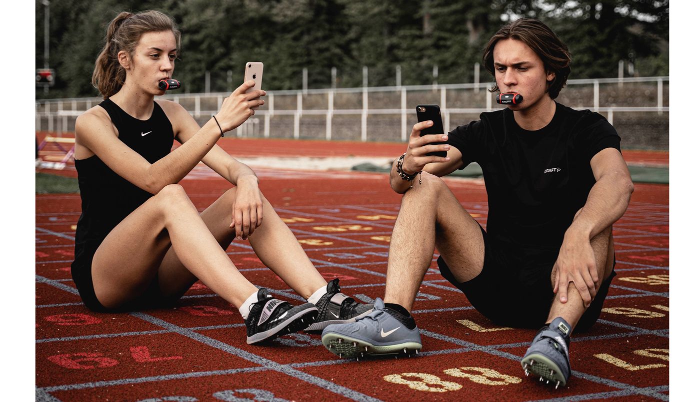 Dos atletas entrenando la respiración con Airofit Pro