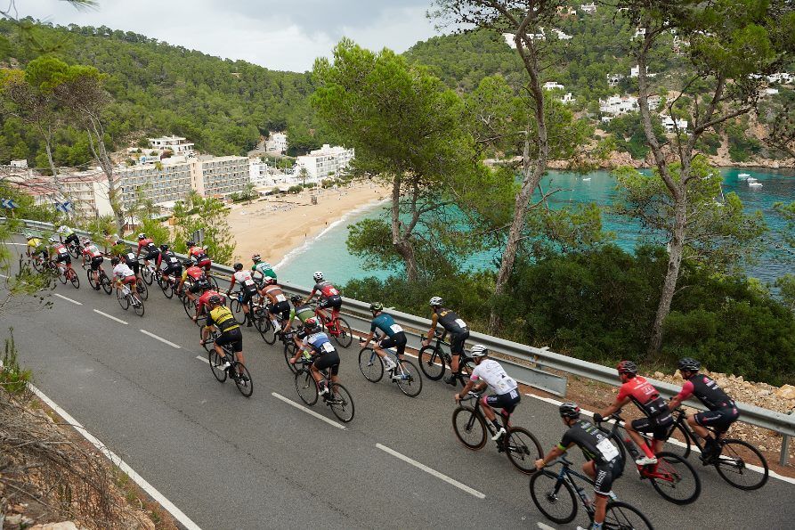 Imagen de una de las etapas de la Vuelta Cicloturista a Ibiza Campagnolo