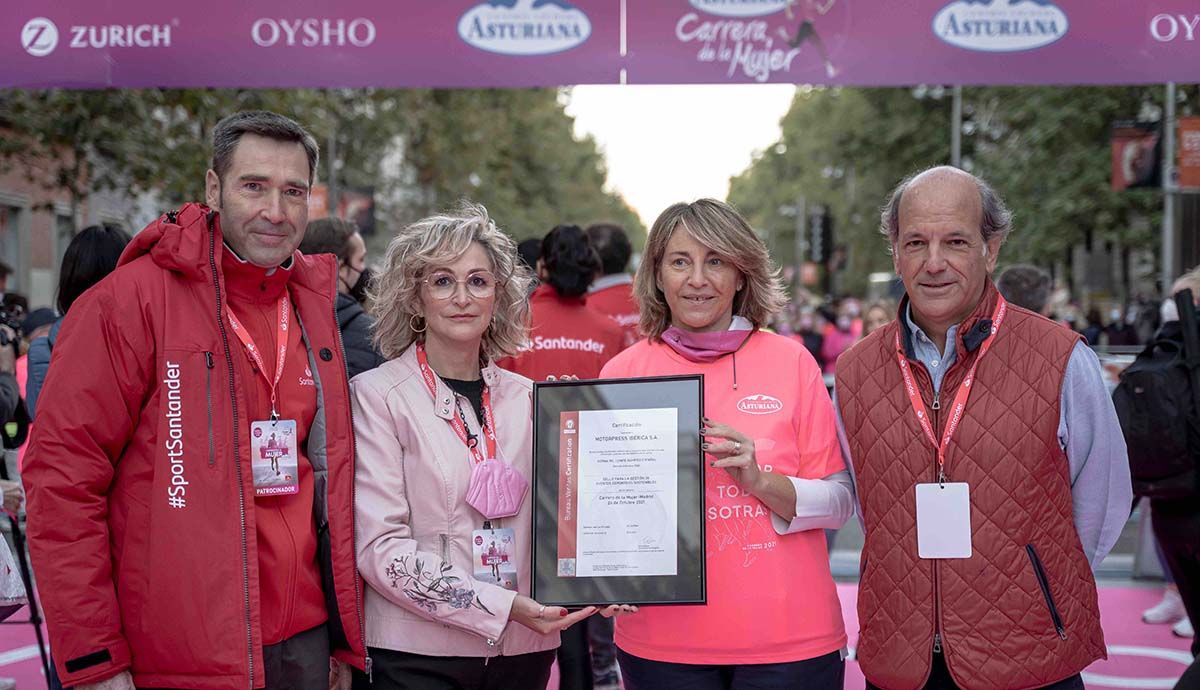 Banco Santander entrega el Sello de Evento Deportivo Sostenible a la Carrera de la Mujer
