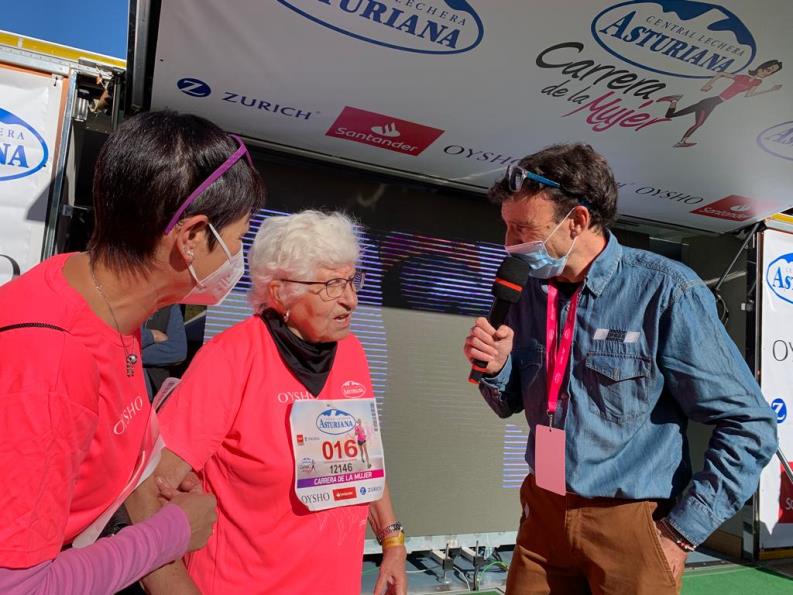 Fernanda Oromendia Martínez entrevistada tras terminar la Carrera de la Mujer por Vicente Capitán