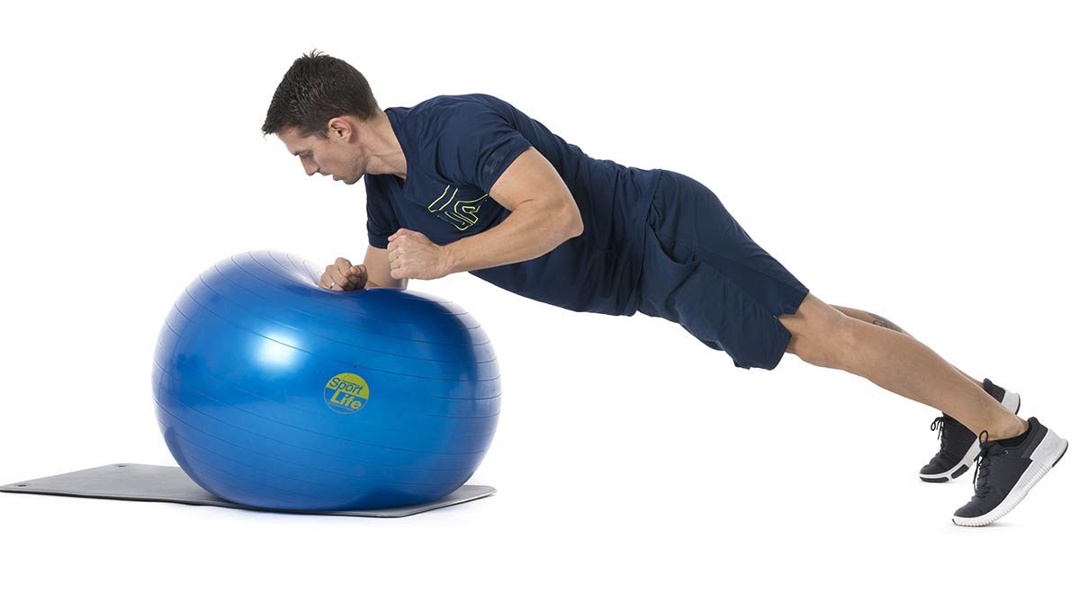 Entrena todo tu cuerpo con un fitball