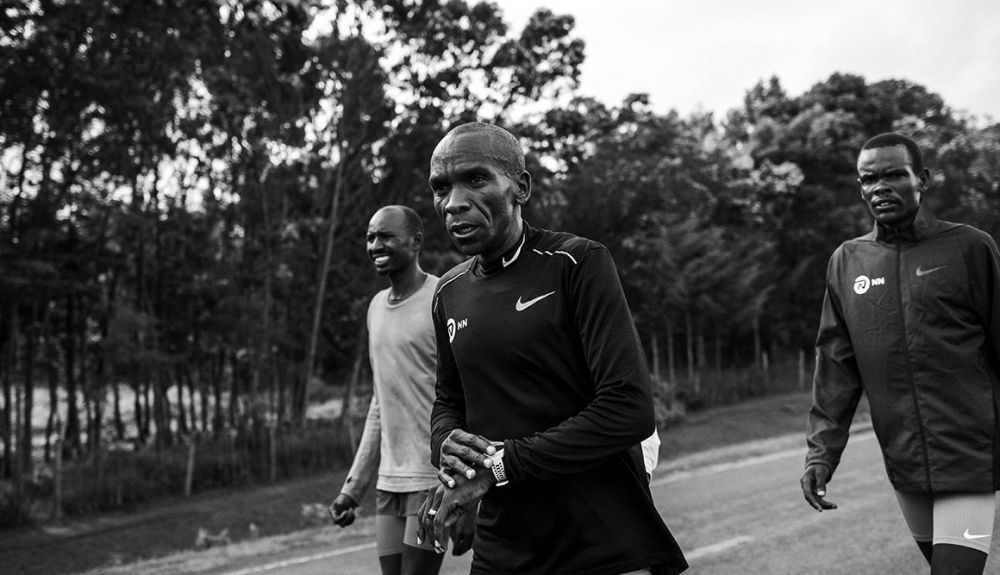 Eliud Kipchoge tras concluir una sesión de tirada larga: 30 km en 1:38, a 2600 metros de altitud por caminos de tierra inestables, carreteras abiertas al tráfico y desniveles más que importantes. "Hoy ha ido tranquilo", dijo al acabar su entrenador, Patrick Sang. NN RUNNING TEAM Eliud Kipchoge tras concluir una sesión de tirada larga: 30 km en 1:38, a 2600 metros de altitud por caminos de tierra inestables, carreteras abiertas al tráfico y desniveles más que importantes. "Hoy ha ido tranquilo", dijo al acabar su entrenador, Patrick Sang. NN RUNNING TEAM
