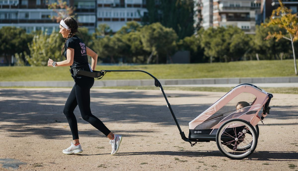 Otra forma de correr con el CYBEX ZENO es tirando de él con su cinturón acolchado para la cintura. Otra forma de correr con el CYBEX ZENO es tirando de él con su cinturón acolchado para la cintura.