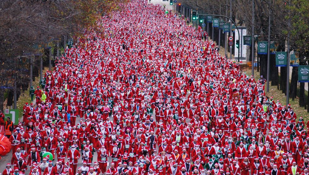Espectacular Imagen de la última edición de la Carrera de Papa Noel El Corte Inglés en Madrid