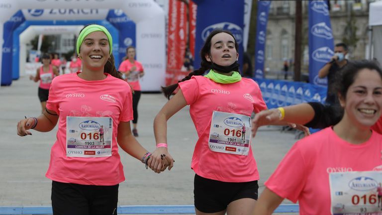 Imagen de una entrada en meta de la Carrera de la Mujer Central Lechera Asturiana de Madrid