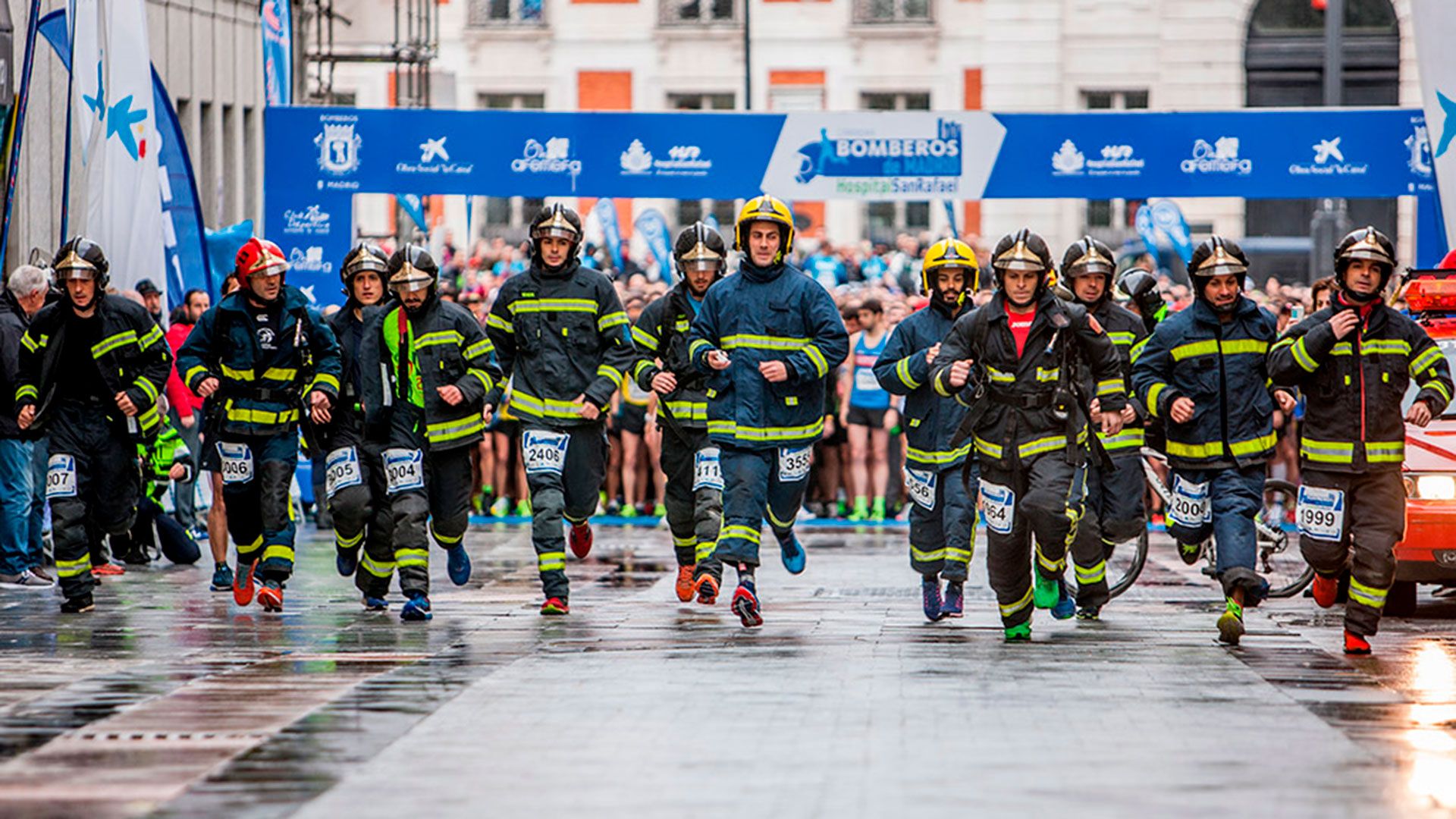 Un grupo de bomberos que corre con todo el equipo reglamentario en la salida de la última edición celebrada en Madrid