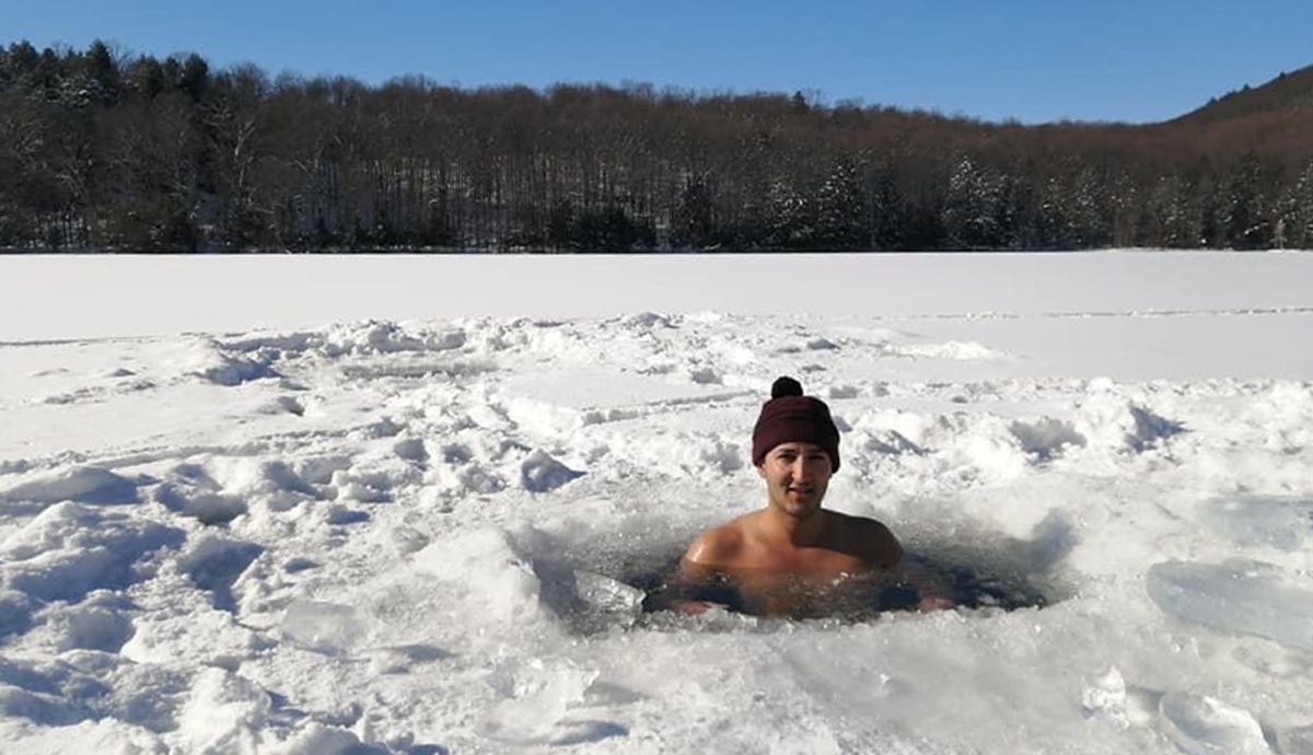 Karim prepara su cuerpo con el método Wim Hof al que, por cierto, arrebató el Guinness que ahora ostenta El Hayani Karim prepara su cuerpo con el método Wim Hof al que, por cierto, arrebató el Guinness que ahora ostenta El Hayani
