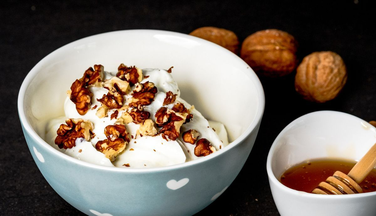 Bol de nueces y yogur, los alimentos para la microbiota intestinal Bol de nueces y yogur, los alimentos para la microbiota intestinal